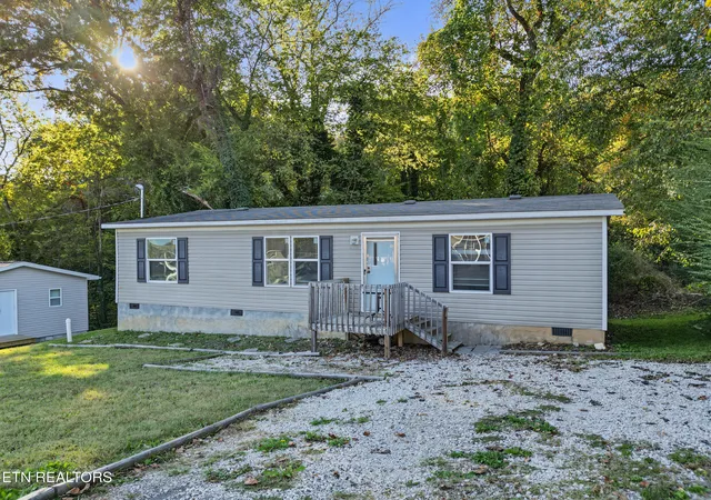 Photo 2 of Single family home for sale at 438 Jarnigan St, Clinton, TN 37716 | MLS# 1360035 | Listing updated on 2026-10-30