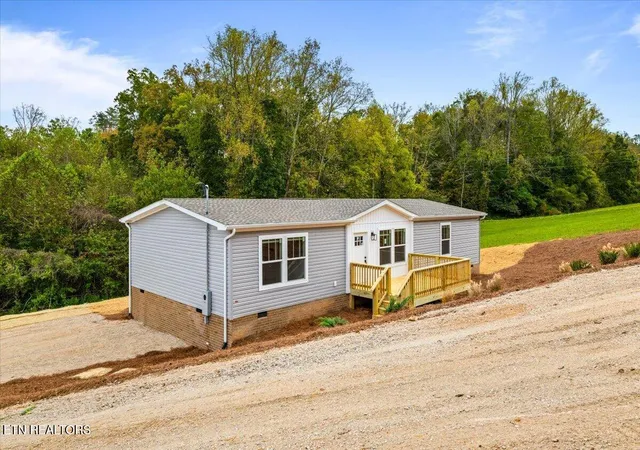 Photo 1 of Single family home for sale at 352 Bland Rd, Clinton, TN 37716 | MLS# 1359946 | Listing updated on 2026-10-24