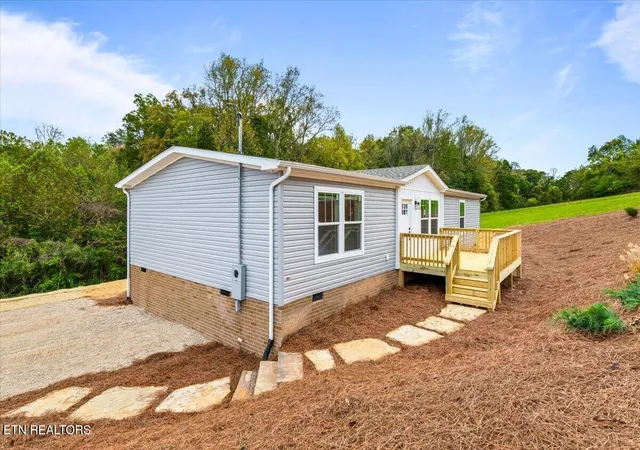 Photo 3 of Single family home for sale at 352 Bland Rd, Clinton, TN 37716 | MLS# 1359946 | Listing updated on 2026-10-24