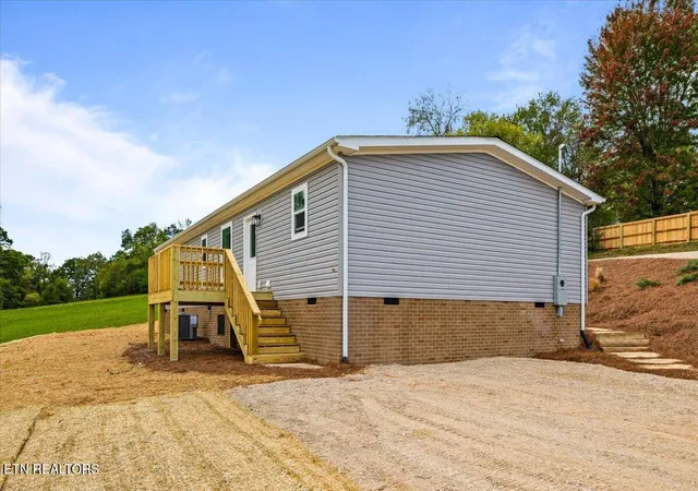 Photo 4 of Single family home for sale at 352 Bland Rd, Clinton, TN 37716 | MLS# 1359946 | Listing updated on 2026-10-24