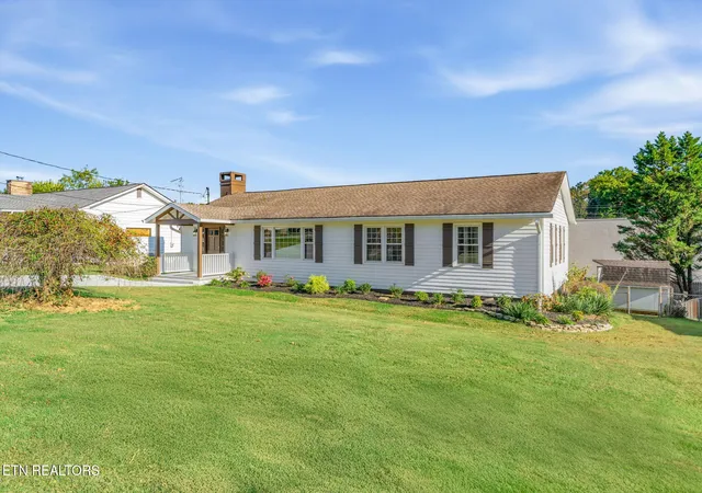 Photo 1 of Single family home for sale at 418 Highland Dr, Clinton, TN 37716 | MLS# 1359985 | Listing updated on 2026-10-24