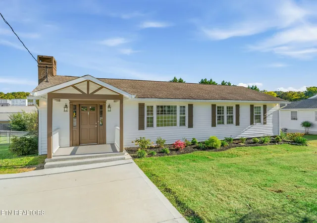 Photo 2 of Single family home for sale at 418 Highland Dr, Clinton, TN 37716 | MLS# 1359985 | Listing updated on 2026-10-24
