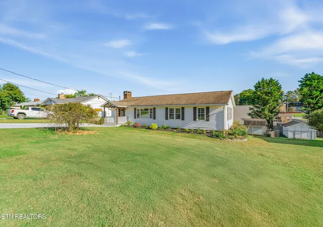 Photo 3 of Single family home for sale at 418 Highland Dr, Clinton, TN 37716 | MLS# 1359985 | Listing updated on 2026-10-24