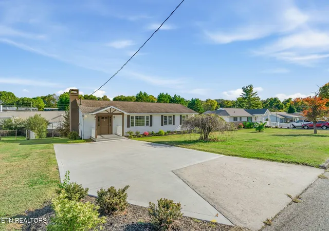 Photo 4 of Single family home for sale at 418 Highland Dr, Clinton, TN 37716 | MLS# 1359985 | Listing updated on 2026-10-24