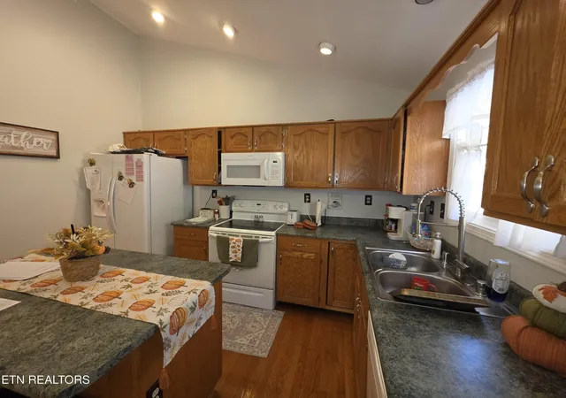 Photo 4 of Sale Pending at 230 Windermere Dr, Middlesboro, KY 40965 | MLS# 1360070 | Listing updated on 2026-10-28