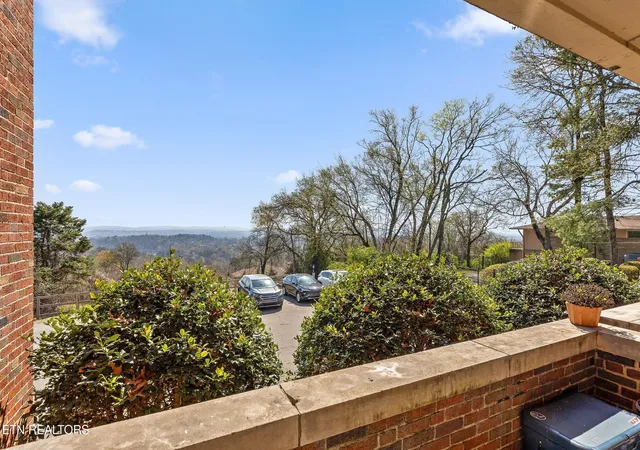 Listing Photo 1 - Condo for sale in building located at 190 N Crest Rd, Chattanooga, TN 37404 - Unit #4