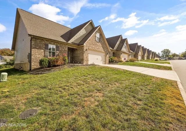 Listing Photo 1 - Condo for sale in building located at 7410 Willow Path Ln, Knoxville, TN 37918 - Unit #