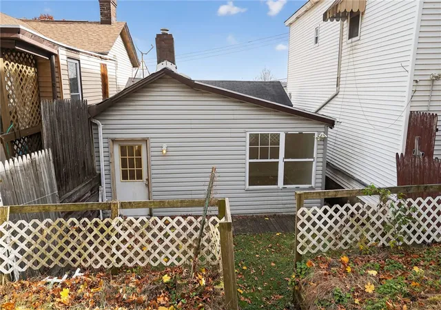Photo 3 of Single family home for sale at 417 Alexander St, Mc Kees Rocks, PA 15136 | MLS# 1729866 | Listing updated on 2026-09-07