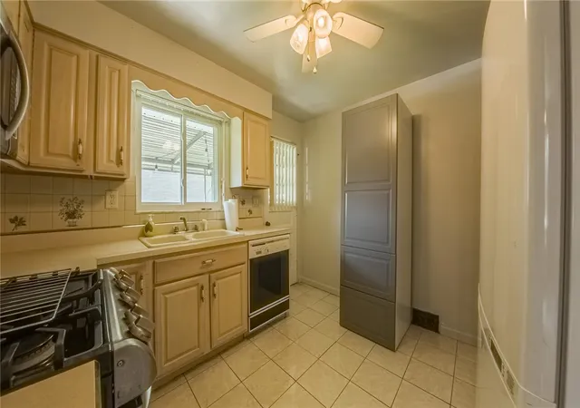 Photo 4 of Single family home for sale at 1586 Collier Ave, Carnegie, PA 15106 | MLS# 1740933 | Listing updated on 2026-10-05