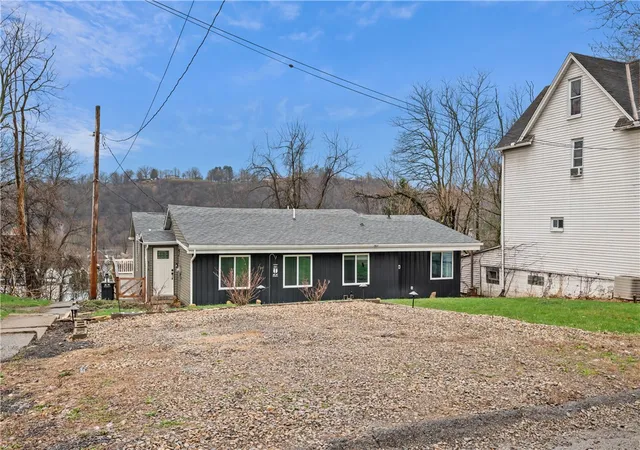 Photo 3 of Single family home for sale at 856 Cleveland Ave, Brackenridge, PA 15014 | MLS# 1743103 | Listing updated on 2026-09-14