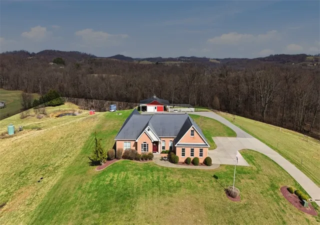 Photo 3 of Single family home for sale at 148 Stonegate Dr, Gilpin Twp, PA 15656 | MLS# 1745219 | Listing updated on 2026-09-14