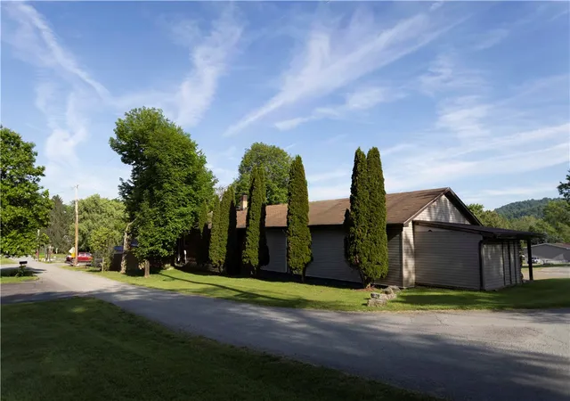 Photo 2 of Single family home for sale at 842 Anderson St, Confluence, PA 15424 | MLS# 1746227 | Listing updated on 2026-09-03