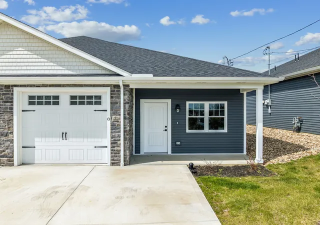 Photo 2 of Condo for sale at 8 Barrington Ct, Monaca, PA 15061 | MLS# 1748830 | Listing updated on 2026-09-02