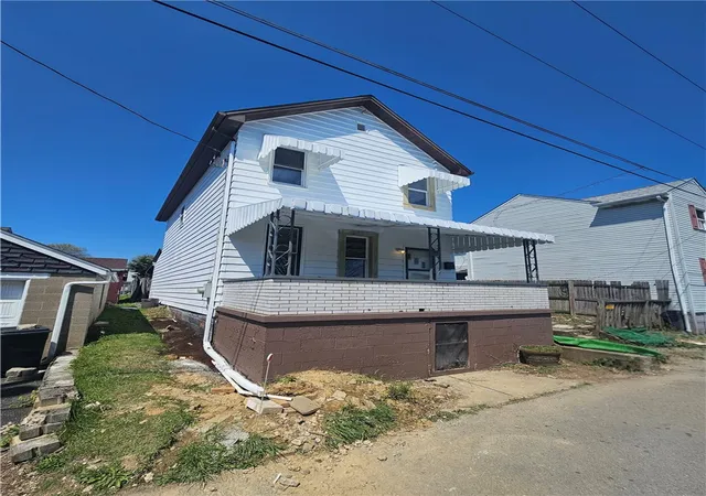 Photo 3 of Single family home for sale at 807 Hazlett Ave, Brackenridge, PA 15014 | MLS# 1749684 | Listing updated on 2026-10-09