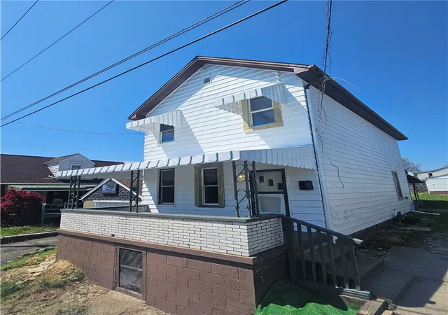 Photo 3 of Single family home for sale at 807 Hazlett Ave, Brackenridge, PA 15014 | MLS# 1749684 | Listing updated on 2026-10-09