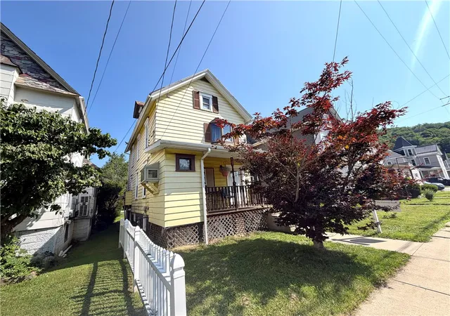 Photo 2 of Single family home for sale at 121 Elizabeth Ave, Evans City, PA 16033 | MLS# 1751069 | Listing updated on 2026-09-02