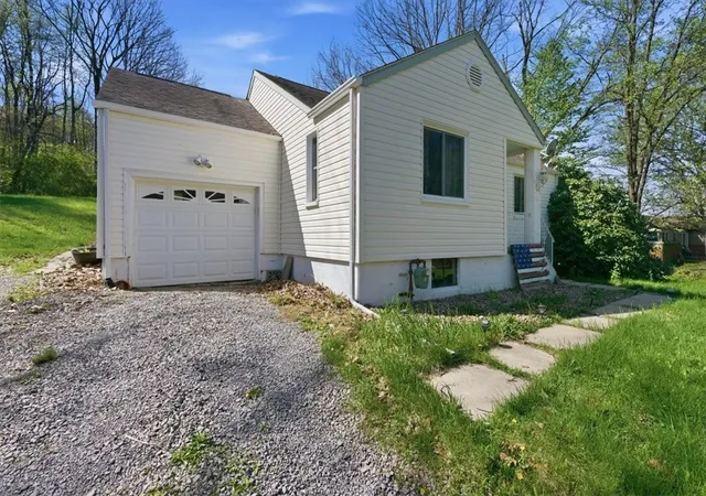Photo 2 of Sale Pending at 805 Pittsburgh Rd, Butler, PA 16002 | MLS# 1750700 | Listing updated on 2026-09-20