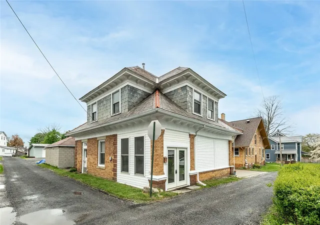 Photo 3 of Single family home for sale at 518 Stewart Ave, Grove City, PA 16127 | MLS# 1751552 | Listing updated on 2026-09-04