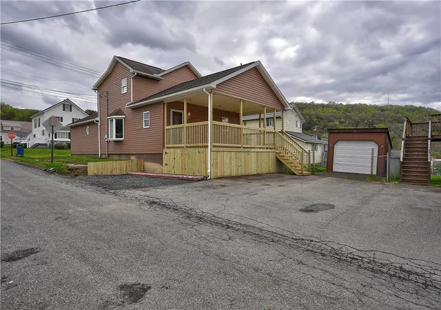 Photo 4 of Single family home for sale at 117 W Broad St, South Bethlehem Boro, PA 16242 | MLS# 1751576 | Listing updated on 2026-09-11