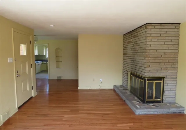 Photo 4 of Sale Pending at 2439 Red Oak Dr, Pittsburgh, PA 15220 | MLS# 1752253 | Listing updated on 2026-09-08