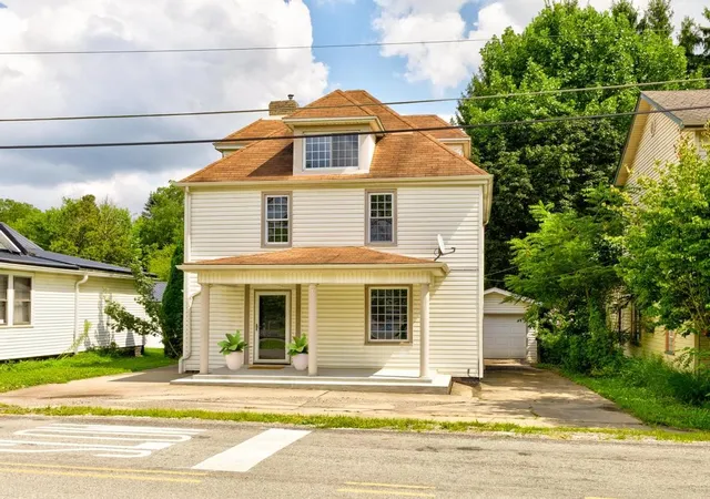 Photo 2 of Single family home for sale at 1660 Mercer Rd, Ellwood City, PA 16117 | MLS# 1752512 | Listing updated on 2026-09-02