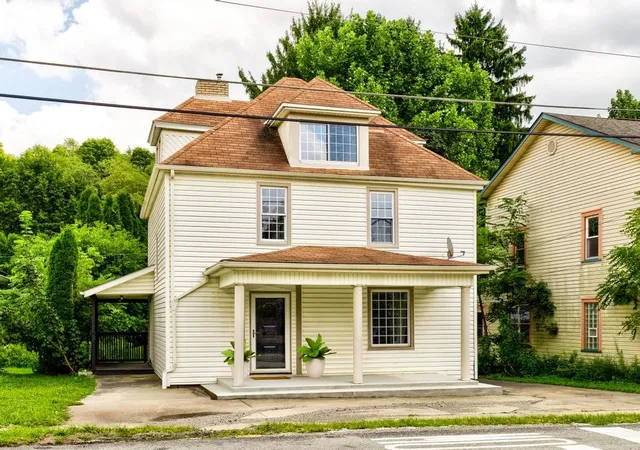 Photo 3 of Single family home for sale at 1660 Mercer Rd, Ellwood City, PA 16117 | MLS# 1752512 | Listing updated on 2026-09-02