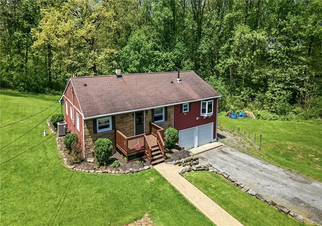 Photo 3 of Single family home for sale at 471 Sharon Bedford Rd, West Middlesex, PA 16159 | MLS# 1754469 | Listing updated on 2026-09-13