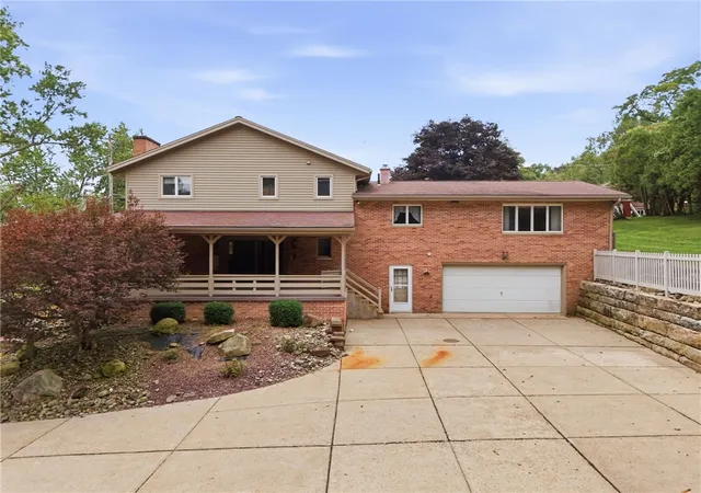 Photo 3 of Single family home for sale at 125 Crane Dr, North Buffalo Twp, PA 16201 | MLS# 1754339 | Listing updated on 2026-09-08