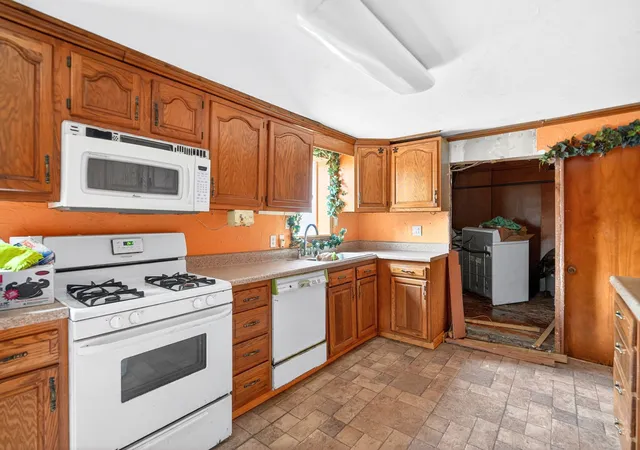 Photo 3 of Sale Pending at 571 Main St, North Huntingdon, PA 15642 | MLS# 1754921 | Listing updated on 2026-09-09