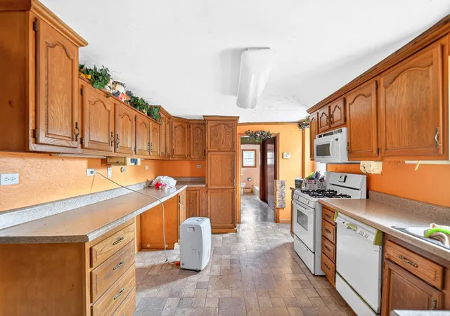 Photo 4 of Sale Pending at 571 Main St, North Huntingdon, PA 15642 | MLS# 1754921 | Listing updated on 2026-09-09