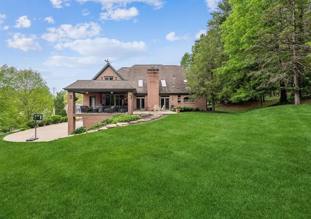 Photo 2 of Single family home for sale at 300 Hardy Dr, Upper St Clair, PA 15241 | MLS# 1754931 | Listing updated on 2026-10-22