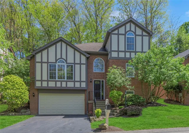 Photo 1 of Single family home for sale at 404 Rockledge Dr, Aleppo, PA 15143 | MLS# 1752430 | Listing updated on 2026-09-14