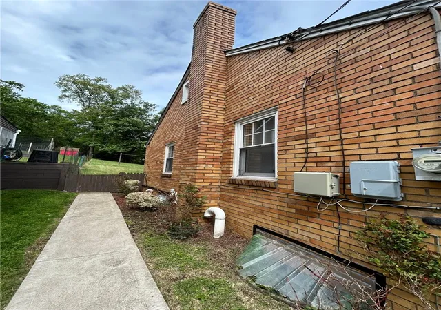 Photo 3 of Single family home for sale at 3019 Leola Ave, Brentwood, PA 15227 | MLS# 1755315 | Listing updated on 2026-09-11