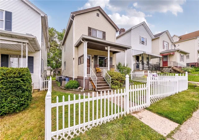 Photo 2 of Single family home for sale at 417 Vine St, Greensburg, PA 15601 | MLS# 1755301 | Listing updated on 2026-10-04