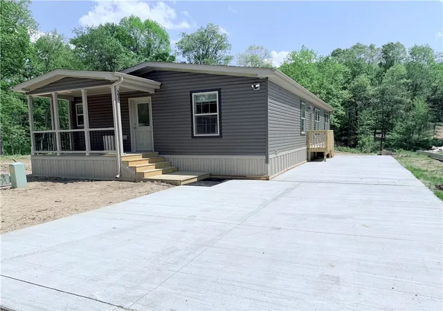 Photo 2 of Manufactured home for sale at 238 Sunny Hl Dr, Valencia, PA 16059 | MLS# 1755317 | Listing updated on 2026-09-03