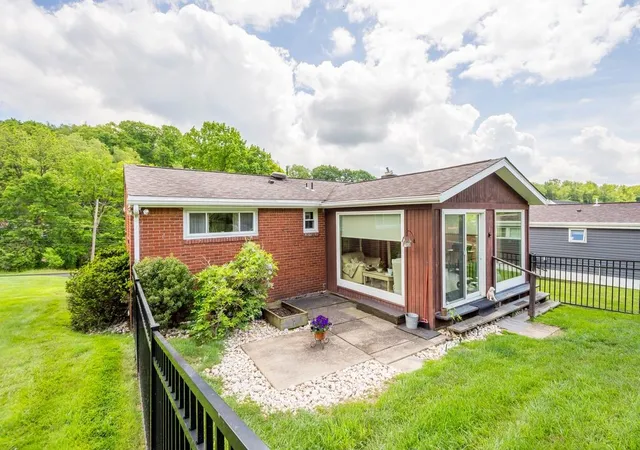 Photo 2 of Single family home for sale at 942 Scenery Dr, Elizabeth, PA 15037 | MLS# 1757093 | Listing updated on 2026-09-12