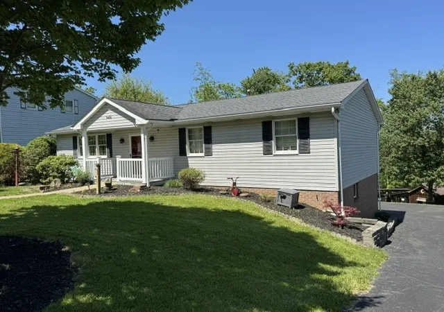 Photo 2 of Single family home for sale at 200 Bonita Dr, Greensburg, PA 15601 | MLS# 1757359 | Listing updated on 2026-09-13