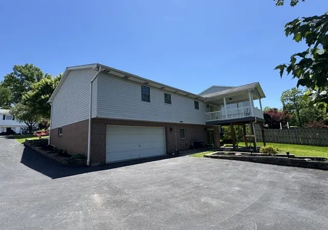Photo 3 of Single family home for sale at 200 Bonita Dr, Greensburg, PA 15601 | MLS# 1757359 | Listing updated on 2026-09-13