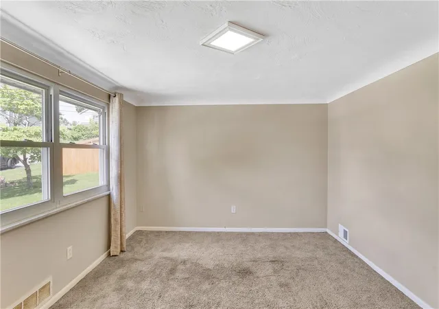 Photo 3 of Single family home for sale at 402 Highland St, Sewickley Twp, PA 15637 | MLS# 1757990 | Listing updated on 2026-09-07