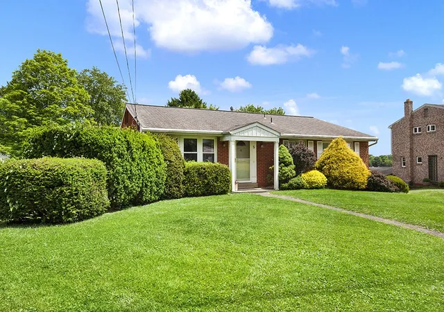 Photo 2 of Single family home for sale at 5 Shawnee Dr, Greensburg, PA 15601 | MLS# 1757845 | Listing updated on 2026-09-13