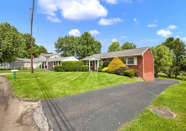 Photo 3 of Single family home for sale at 5 Shawnee Dr, Greensburg, PA 15601 | MLS# 1757845 | Listing updated on 2026-09-13