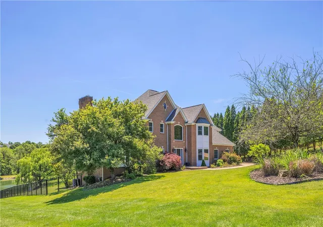Photo 2 of Single family home for sale at 7 Hawthorne Ln, Irwin, PA 15642 | MLS# 1758586 | Listing updated on 2026-09-14