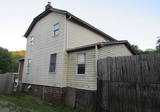 Photo 3 of Single family home for sale at 215 Hillview Ln, Melcroft, PA 15462 | MLS# 1758925 | Listing updated on 2026-09-11