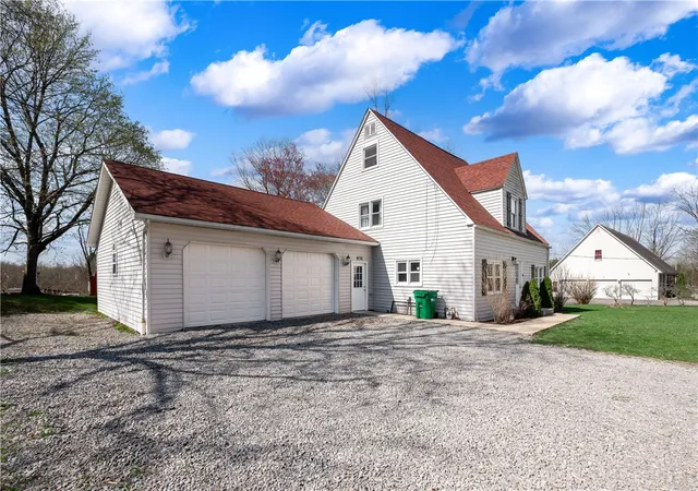 Photo 3 of Single family home for sale at 431 Sunset Dr, Butler, PA 16001 | MLS# 1759428 | Listing updated on 2026-09-02