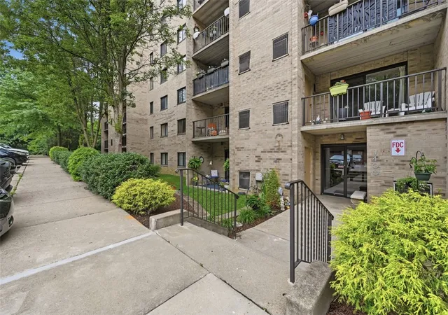 Listing Photo 2 - Condo for sale in building located at 1400 Smokey Wood Dr, Swissvale, PA 15218 - Unit #601