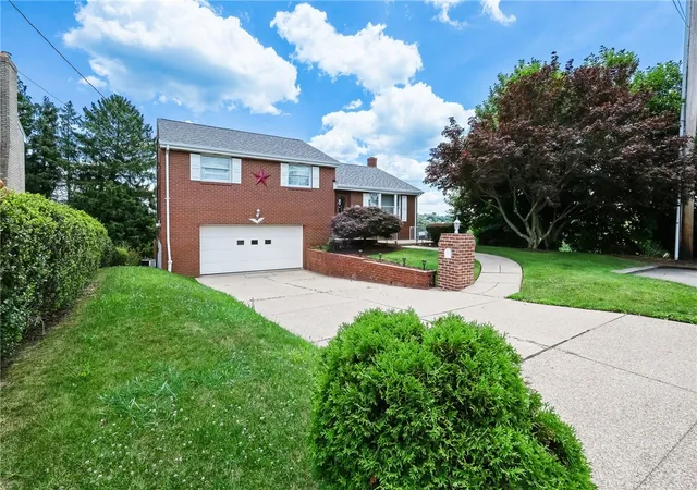Photo 2 of Single family home for sale at 2422 Silver Oak Pl, Pittsburgh, PA 15220 | MLS# 1760970 | Listing updated on 2026-09-22