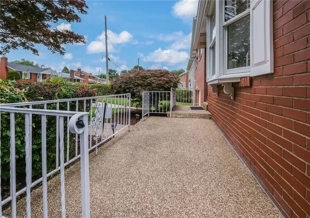 Photo 3 of Single family home for sale at 2422 Silver Oak Pl, Pittsburgh, PA 15220 | MLS# 1760970 | Listing updated on 2026-09-22
