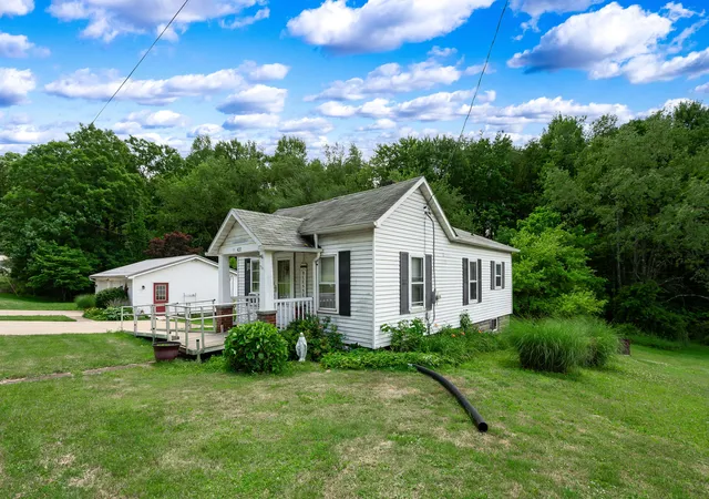 Photo 2 of Single family home for sale at 422 Mccalmont Rd, Twp Of But Sw, PA 16053 | MLS# 1761063 | Listing updated on 2026-09-16