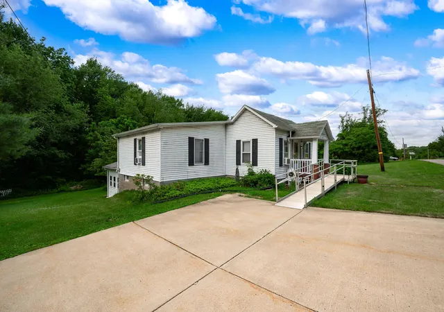 Photo 3 of Single family home for sale at 422 Mccalmont Rd, Twp Of But Sw, PA 16053 | MLS# 1761063 | Listing updated on 2026-09-16
