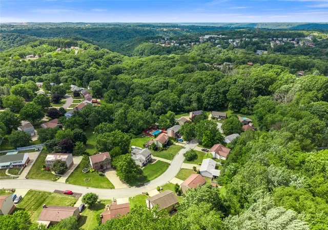 Photo 3 of Single family home for sale at 18 Kohleen Dr, Robinson Twp, PA 15136 | MLS# 1760912 | Listing updated on 2026-09-02